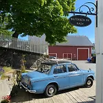 Eagle Bay - Waterfront Rorbu C Chalet *